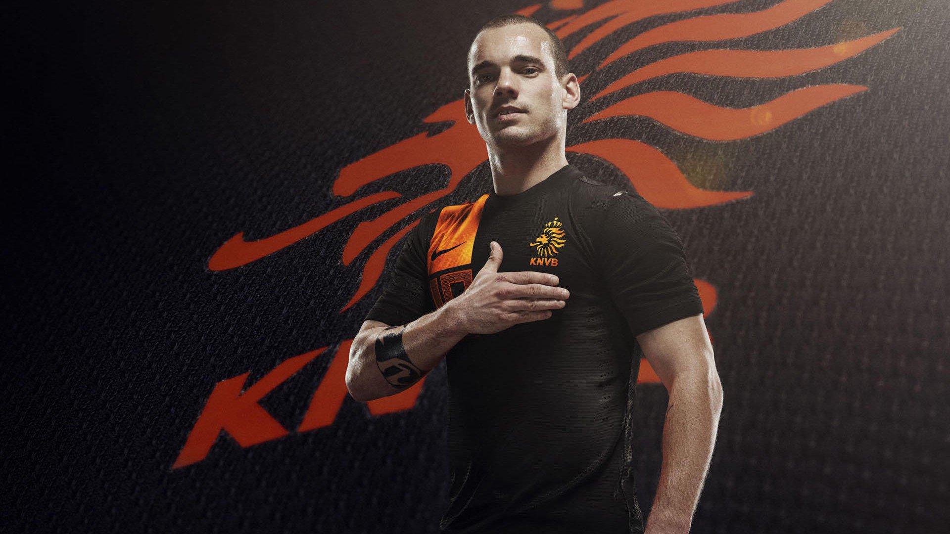 ⚽图拉姆社媒晒与詹姆斯合照引发热议 球星跨界互动展现职业精神与假期训练新风潮